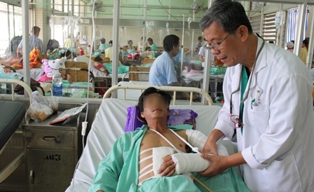 Bị xe tải tông trực diện, cả nhà may mắn qua nguy kịch - 1 Nạn nhân Minh Tr. bị dập lách gãy cánh tay trái đang điều trị khoa Ngoại Gan Mật Tụy