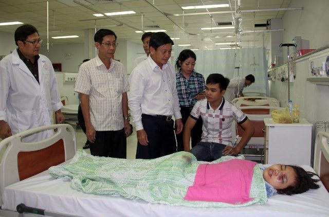 
Ông Đào Anh Dũng - Phó Chủ tịch UBND TP Cần Thơ cùng lãnh đạo sở GTVT đến thăm các nạn nhân tại bệnh viện.
