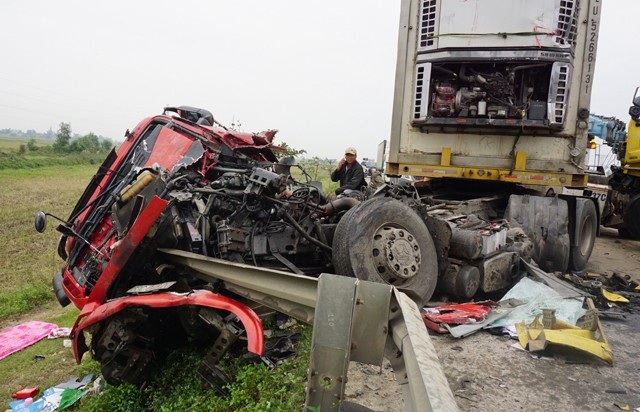 Xe tải đối đầu, canbin nát bét, tài xế thoát chết trong gang tấc - 2 Đầu kéo cũng bị biến dạng, tông gãy dải hộ lan