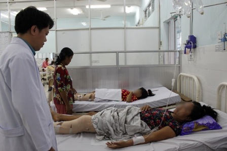 Bị xe tải tông trực diện, cả nhà may mắn qua nguy kịch - 2 Hai mẹ con chị Út H. đều bị gãy chân trái sau vụ tai nạn thảm khốc