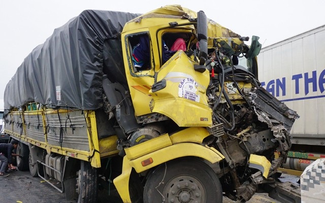 Xe tải đối đầu, canbin nát bét, tài xế thoát chết trong gang tấc - 1 Cú tông trực diện khiến cabin xe tải dúm dó