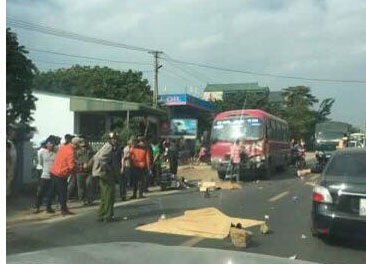 Tông xe khách, 2 người đi xe máy tử vong - 1
Hiện trường vụ tai nạn khiến 2 người tử vong.