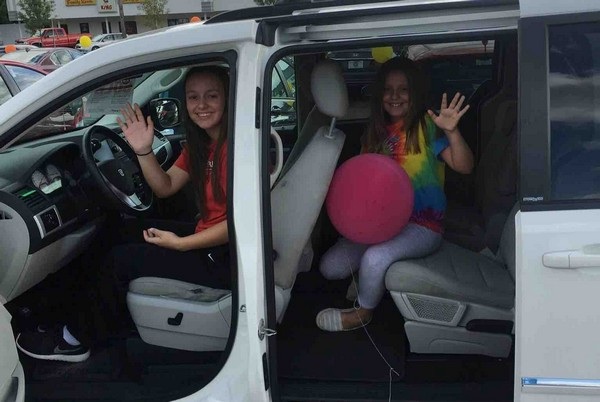 Ngồi trong nhà xem tivi cũng bị... xe tông chết - 1 Haleigh (trái) và em gái Callie Fullerton đã tử vong khi ngồi trong phòng khách xem TV