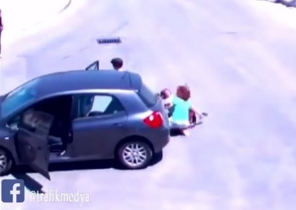 Vụ tai nạn hy hữu vì dừng xe quên kéo phanh tay - 1 Chiếc xe không kéo phanh tay đã trôi ngược về sau cuốn cả hai mẹ con vào gầm