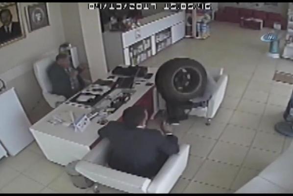 
Bánh xe lao vào đầu một người đàn ông đang ngồi trong hiệu thuốc
