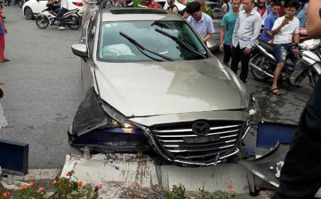 Vụ ô tô gây tai nạn liên hoàn: Người cầm lái là Viện trưởng VKSND huyện - 2 Chiếc xe gây tai nạn bị bỏ lại hiện trường.
