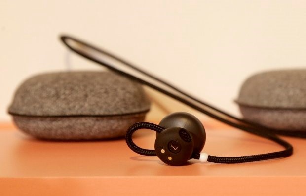 Các tai nghe Pixel Buds của Google có thể dịch tức thì - 2
Tai nghe Google Pixel Buds.
