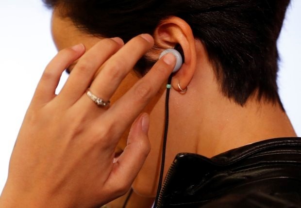 Các tai nghe Pixel Buds của Google có thể dịch tức thì - 3
Một người đang thử tai nghe Google Pixel Buds.