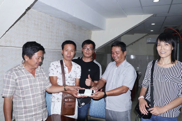 Biệt phủ gỗ quý của "sếp" kiểm lâm và việc "hô biến" đất công ở Đà Nẵng - 10 Anh Lương Quang Thiện (đứng thứ hai từ phải sang) - tài xế xe buýt ở Khánh Hòa vừa trả lại cho nhóm khách Trung Quốc chiếc ví bên trong có khoảng 60 triệu đồng, thẻ ATM, cùng nhiều giấy giờ tùy thân quan trọng khi nhóm này đang du lịch ở Nha Trang. (Ảnh: Viết Hảo)