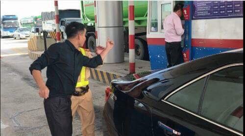 Tài xế xe Camry nồng nặc mùi rượu “quậy tung” trạm thu phí - 2 Tài xế chửi bới Cảnh sát giao thông và nhân viên thu phí (ảnh: Tuấn Hợp)
