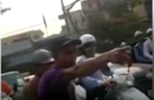 Tài xế Ngô Tuấn H. chửi bới, đe dọa hai nữ nhân viên gác chắn đường ngang.