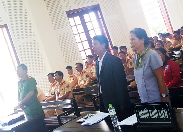Vụ tài xế kiện công an TP Vinh: Bác kháng cáo của tài xế - 1 Nguyên đơn, bị đơn nghe tuyên án của HĐXX cấp phúc thẩm