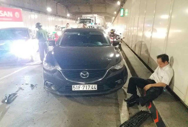 Người dân “vượt lũ” trên phố Hà Nội, “quái vật” khổng lồ xuyên lòng đất Sài Gòn - 10 Sau khi chạy ô tô ngược chiều vào hầm vượt sông Sài Gòn gây tai nạn nghiêm trọng, tài xế trong tình trạng say xỉn, ngồi gục giữa hầm bỏ mặc hiện trường đang hết sức hỗn loạn. (Ảnh: Đăng Lê)