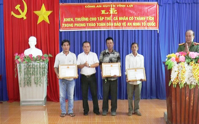 
Trao giấy khen của UBND huyện Vĩnh Lợi cho 3 tài xế xe ôm bắt trộm. (Ảnh: Cổng thông tin điện tử huyện Vĩnh Lợi)
