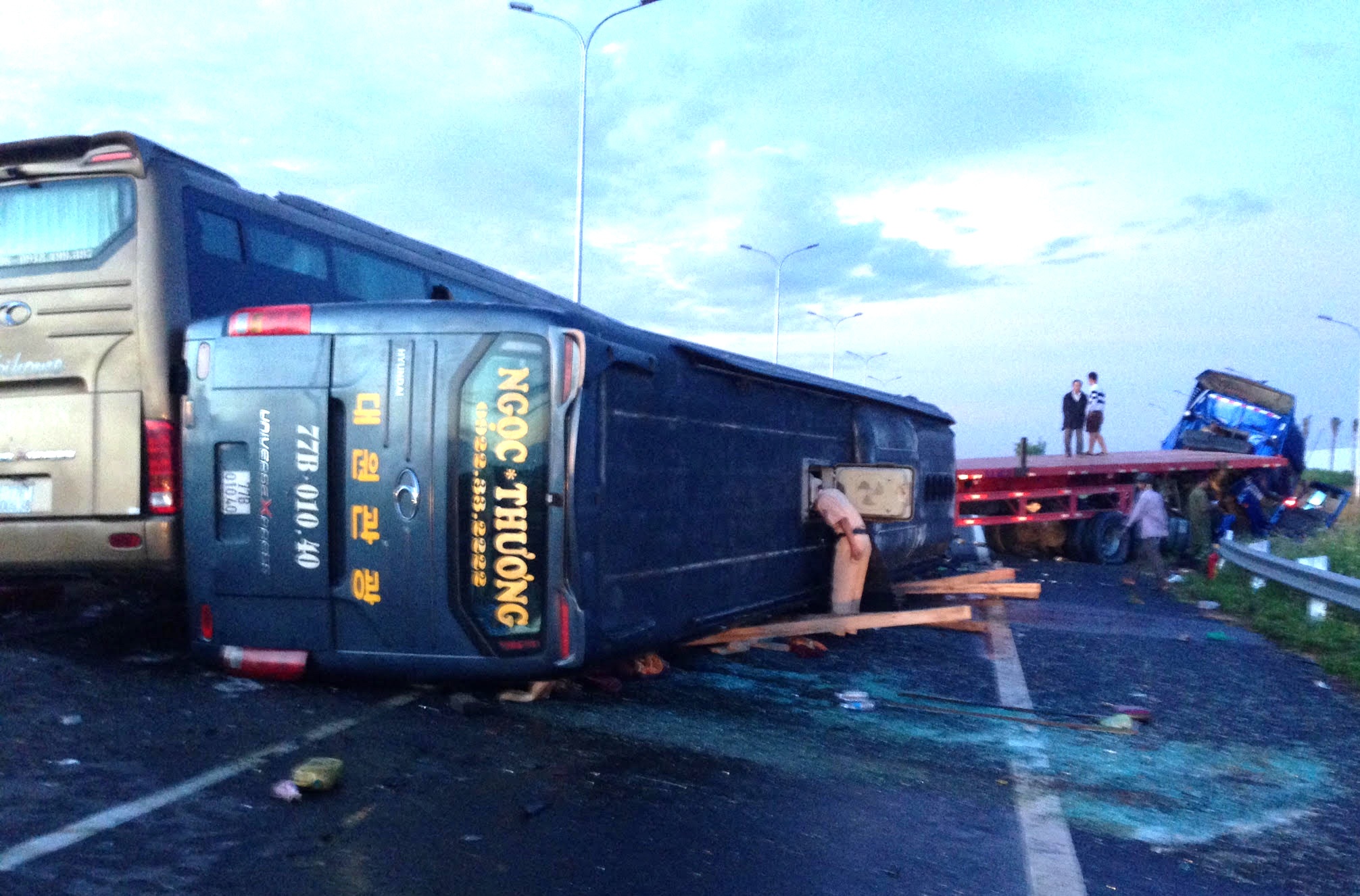 Nhiều ô tô tông nhau trên cao tốc, 10 người nhập viện - 1 Nhiều ô tô tông nhau trên cao tốc, 10 người nhập viện - 1