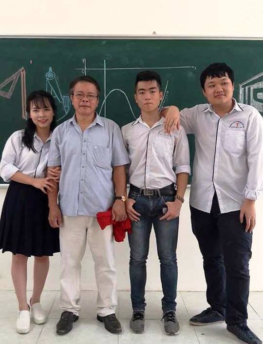 Nam sinh có 5 môn trên 9 điểm chia sẻ bí quyết học giỏi đều các môn - 4
Tạ Lê Kiên (ngoài cùng bên phải) cùng thầy giáo Ngô Xuân Ái và các bạn.