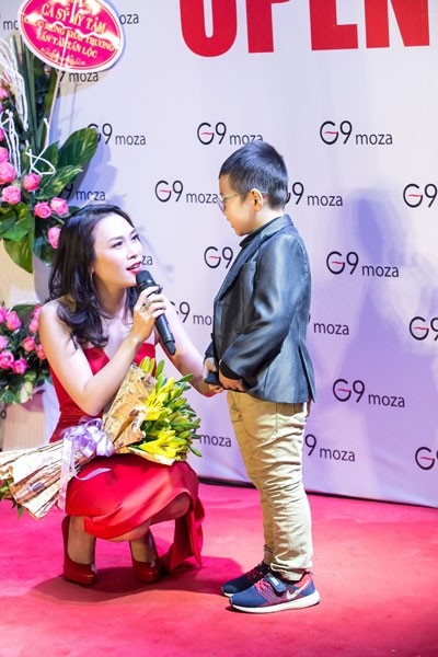 Mỹ Tâm biểu diễn và giao lưu với các em nhỏ.