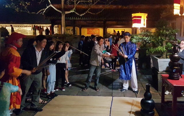 Tạm dừng “Đại Nội về đêm” ở cố đô Huế do mùa mưa - 1 Chơi trò cung đình Đầu hồ trong Đại Nội về đêm