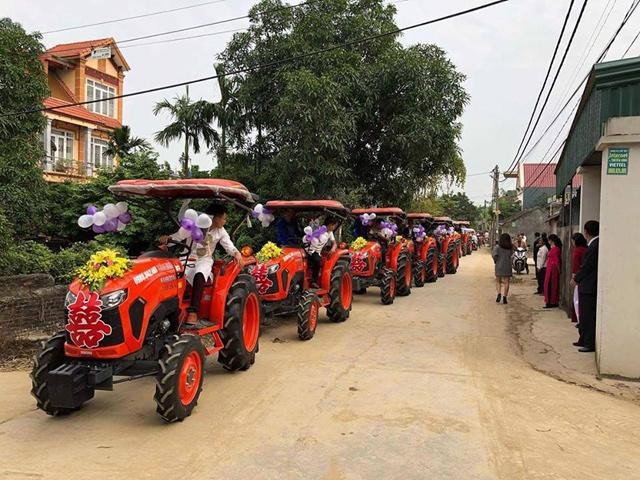 Những màn rước dâu bằng dàn xe hoa “độc” nhất Việt Nam - 12 Đoàn xe gồm 8 chiếc máy cày được trang trí chữ hỷ và bóng bay ở đầu xe. Ảnh: T.V.H