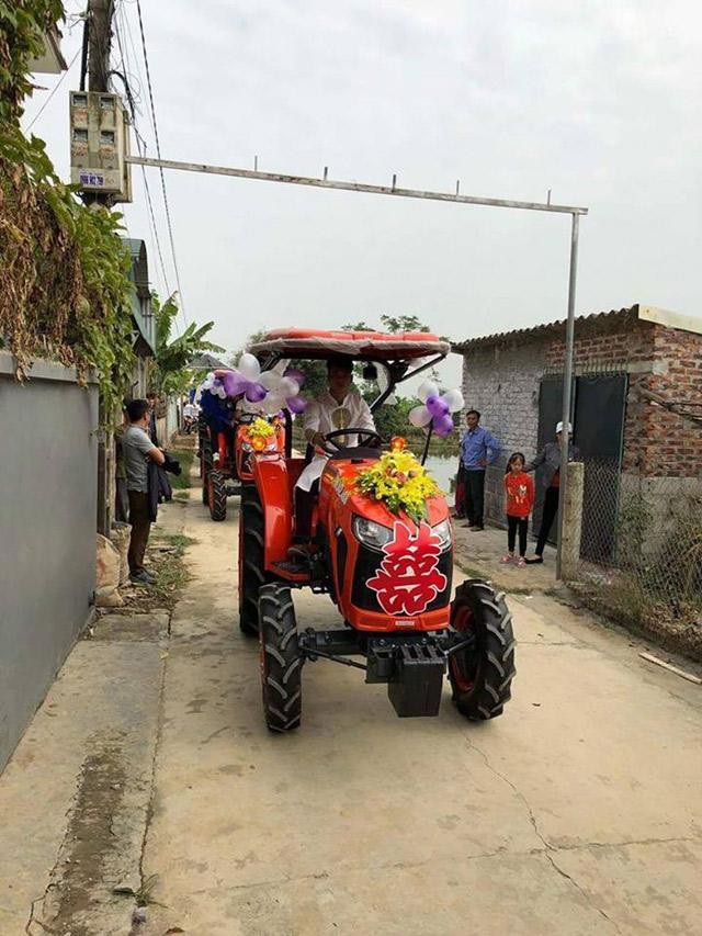 Những màn rước dâu bằng dàn xe hoa “độc” nhất Việt Nam - 13 Chú rể tự mình lái xe dẫn đầu đoàn nhà trai. Ảnh: T.V.H