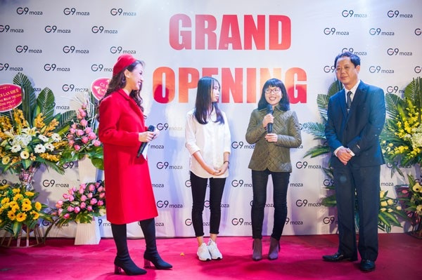 
Hà Cẩm Tú đã được trao một xuất học bổng đặc biệt từ nhà giáo Phan Thị Hồ Điệp, mẹ thần đồng Đỗ Nhật Nam.
