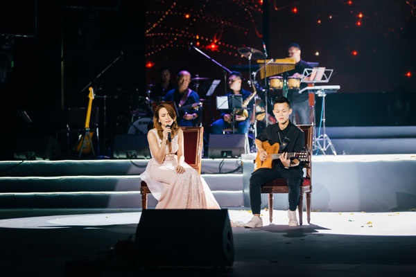 Mỹ Tâm khóc trong lần đầu thể hiện bản hit “Đừng hỏi em” - 2 Mỹ Tâm xúc động khi lần đầu hát Đừng hỏi em trên sân khấu.