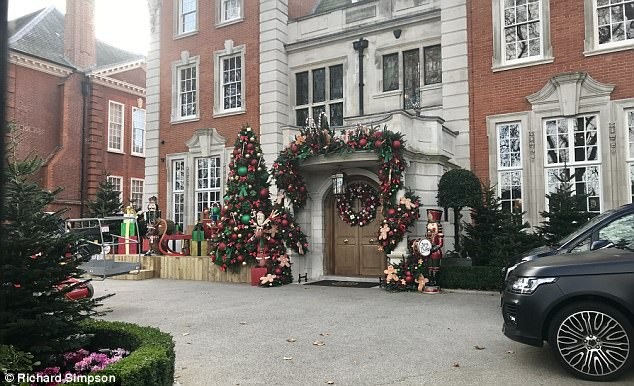 Con gái tỷ phú F1 đầu tư hoàng tráng trang trí nhà cửa dịp Giáng sinh - 1
Con gái tỷ phú F1 Tamara Ecclestone chi mạnh tiền để trang trí biệt thự 70 triệu bảng Anh của cô mỗi dịp Giáng sinh về.