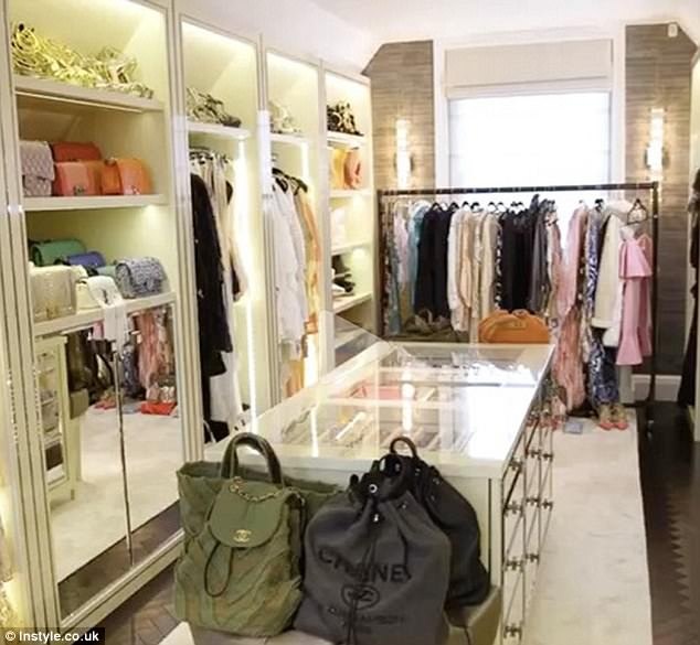 Tủ đồ hiệu giá 1 triệu bảng Anh của con gái tỷ phú F1 - 2
Một góc căn phòng thời trang của con gái tỷ phú F1 Bernie Ecclestone - người sở hữu khối tài sản hơn 3 tỷ đô la Mỹ