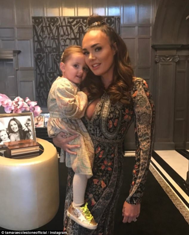 Tamara Ecclestone hầu như không rời con gái suốt 3 năm qua - 5
Rất nhiều người có ý kiến khác nhau về vấn đề này và tôi biết có nhiều người cảm thấy việc tôi còn cho con bú khi con đã hơn 3 tuổi là quá lâu. Tuy nhiên tôi sẽ vẫn cho con bú cho tới khi con bé còn muốn bú mẹ.