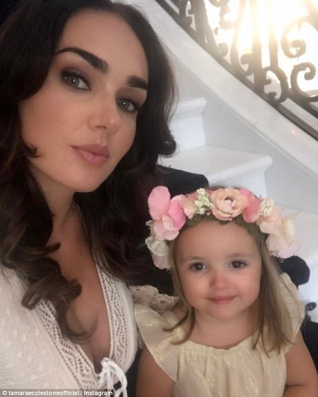 Tamara Ecclestone hầu như không rời con gái suốt 3 năm qua - 6
Người đẹp không ngại khoe những hình ảnh cho con bú mỗi khi đi du lịch, đi máy bay.... Con tôi hiển nhiên không còn bú mẹ khi đi học đại học. Con bé rất thông minh, nó đã biết đưa ra các lựa chọn riêng và khi nó lựa chọn cai sữa mẹ thì đó sẽ là thời điểm thích hợp.