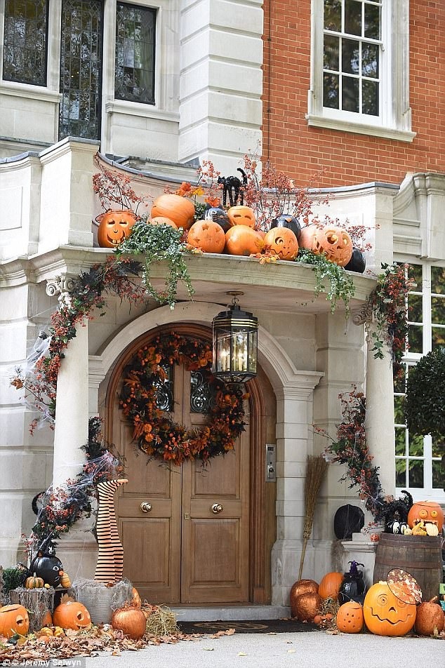 Con gái tỷ phú F1 đầu tư hoàng tráng trang trí nhà cửa dịp Giáng sinh - 6
Halloween cũng là dịp lễ hội mà Tamara Ecclestone yêu thích và cô cũng trang trí nhà cửa cầu kỳ trong dịp này