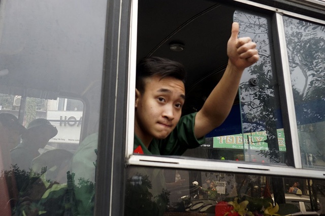 Phạt nặng phương tiện lấn làn buýt nhanh và cuộc chiến giữ lại vỉa hè - 2
Sáng 14/2, tại công viên văn hóa Đống Đa (Hà Nội) đã diễn ra lễ giao nhận quân cho các đơn vị thuộc Quân đội Nhân dân và Công an Nhân dân. Trên khắp cả nước các tân binh rộn ràng lên đường bảo vệ tổ quốc (Ảnh: Hữu Nghị)