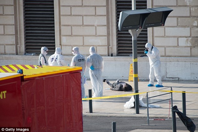 IS nhận trách nhiệm vụ tấn công bằng dao ở Pháp làm 2 người chết - 1 Hiện trường vụ tấn công khủng bố. (Ảnh: Getty)