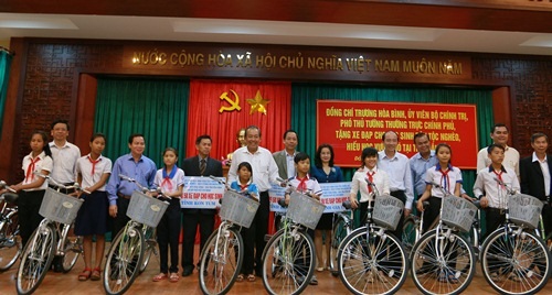 Phó Thủ tướng Trương Hòa Bình trao xe đạp cho học sinh nghèo hiếu học tại Tây Nguyên - 1
Phó Thủ tướng Trương Hòa Bình trao tặng 250 xe đạp cho học sinh nghèo tại Tây Nguyên