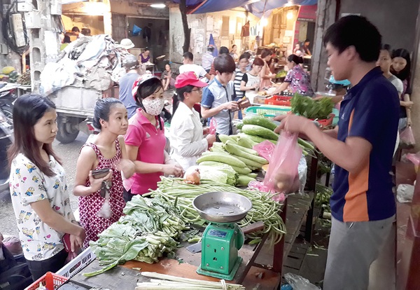 Tăng thuế VAT, người nghèo càng nghèo thêm? - 1
Bộ Tài chính vẫn giữ quan điểm, tăng thuế giá trị gia tăng không ảnh hưởng đến người nghèo