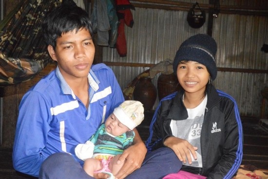 
Nhiều cặp vợ chồng với tuổi đời rất trẻ đã có con (ảnh minh họa)
