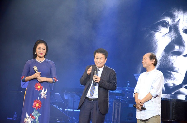 Phú Quang biểu diễn không… cát- sê trong đêm nhạc Nguyễn Trọng Tạo - 1 Nhạc sĩ Nguyễn Trọng Tạo (ngoài cùng bên phải) giao lưu cùng nhạc sĩ Phú Quang và ca sĩ Ngọc Châm trên sân khấu Khúc hát sông quê.