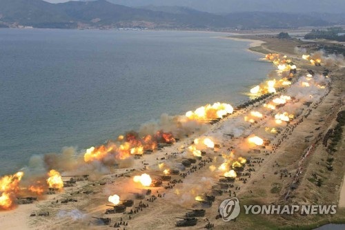 Hơn 300 khẩu pháo Triều Tiên đồng loạt khai hỏa về phía biển - 1
KCNA cho biết, hơn 300 khẩu pháo đã đồng loạt khai hỏa trong cuộc tập trận hôm qua. (Ảnh: Yonhap)