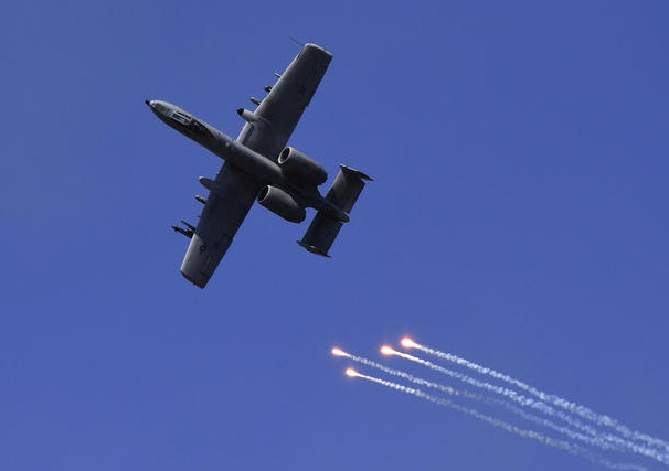 Xe tăng, máy bay Mỹ - Hàn rầm rộ tập trận bắn đạn thật - 8
Máy bay tấn công A-10 Thunderbolt II của quân đội Mỹ bắn pháo sát trên bầu trời.
