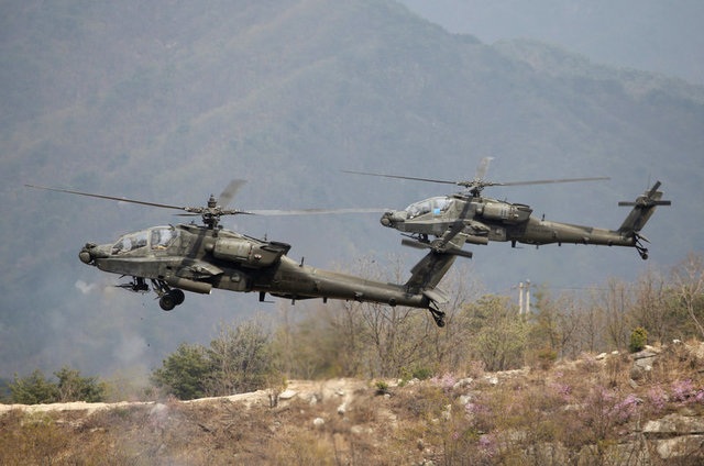 Xe tăng, máy bay Mỹ - Hàn rầm rộ tập trận bắn đạn thật - 10
Các trực thăng H-64 Apache của quân đội Mỹ được triển khai cho cuộc diễn tập.