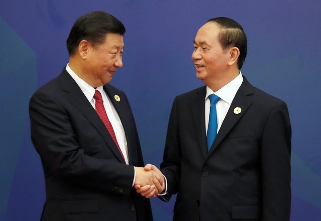 Chủ tịch Trung Quốc Tập Cận Bình: "Con đường phía trước không êm ái" - 3
Chủ tịch Trung Quốc Tập Cận Bình bắt tay Chủ tịch Nước Trần Đại Quang