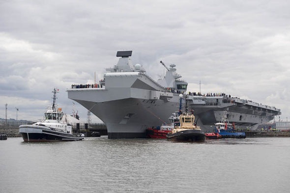Siêu tàu sân bay của Anh có thể bị hạ gục bởi vũ khí giá rẻ - 1
Tàu sân bay HMS Queen Elizabeth. (Ảnh: EPA)