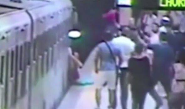 Mắc kẹt vào tàu, người phụ nữ bị kéo lê dọc đường ray - 1
Người phụ nữ bị kéo lê trên đường ray (Ảnh: express)