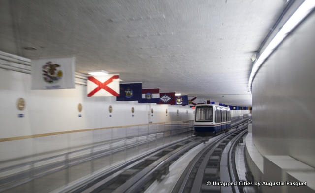 
Nhiều nghị sĩ cho rằng, việc nâng cấp, mở rộng hệ thống xe điện ngầm như vậy là cần thiết, trong khi số khác cho rằng điều đó là lãng phí ngân sách.
