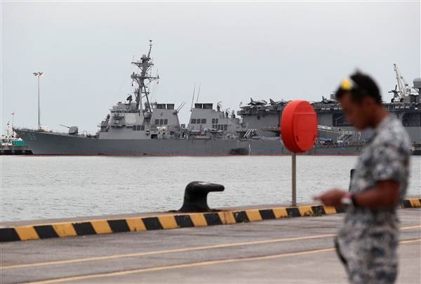 Tìm thấy thi thể 10 thủy thủ Mỹ sau vụ tàu chiến bị đâm móp - 1
Tàu khu trục USS John S. McCain neo ở cảng Changi của Singapore sau khi bị đâm móp. (Ảnh: Reuters)