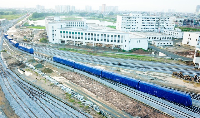 Trưởng công an xã đá văng thau cá và tàu đường sắt trên cao “dàn trận” chờ ngày lăn bánh - 9 Các toa tàu liên tục được chuyển về khu tập kết của đường sắt trên cao Cát Linh - Hà Đông trong những ngày gần đây, lắp đặt lên đường ray tạo thành 3 đoàn tàu đầu tiên trong tổng số 12 đoàn tàu của dự án. (Ảnh: Toàn Vũ)