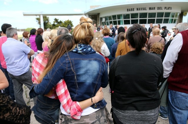 Gia đình “đỏ mắt” chờ thủy thủ trên tàu ngầm Argentina mất tích trở về - 2 Đối với người thân của 44 thành viên thủy thủ đoàn, họ vẫn hy vọng về một phép màu xảy ra mặc dù giới chuyên gia cho biết lượng oxy dự trữ trong tàu có thể chỉ đủ để dùng đến hết ngày hôm qua 22/11. Trong ảnh: Gia đình của các thủy thủ và nhiều người dân Argentina đã tập trung tại bên ngoài căn cứ hải quân Mar del Plata để ngóng chờ tin tức của người thân. (Ảnh: Reuters)