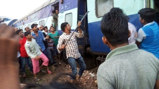 Tàu hỏa trật đường ray ở Ấn Độ, 23 người chết - 5 Đoàn thuộc quyền quản lý của đơn vị Kalinga-Utkal Express. Đây là vụ tai nạn tàu hỏa mới nhất xảy ra ở bang Uttar Pradesh. (Ảnh: AP)