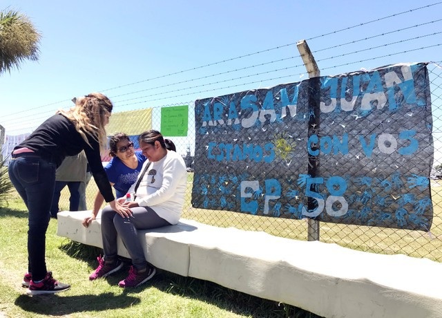 Gia đình “đỏ mắt” chờ thủy thủ trên tàu ngầm Argentina mất tích trở về - 3 Tàu ngầm ARA San Juan mất liên lạc trên Đại Tây Dương từ ngày 15/11 khi đang di chuyển từ căn cứ Ushuaia đến cảng quê nhà Mar del Plata. Hiện 11 nước đã vào cuộc để hỗ trợ Argentina trong việc tìm kiếm tàu ngầm mất tích. Trong ảnh: Elena Alfaro (áo trắng), chị gái của Cristian Ibanez - một trong số các thành viên thủy thủ đoàn, được bạn bè an ủi khi buồn bã ngồi bên ngoài căn cứ hải quân Mar del Plata. (Ảnh: Reuters)