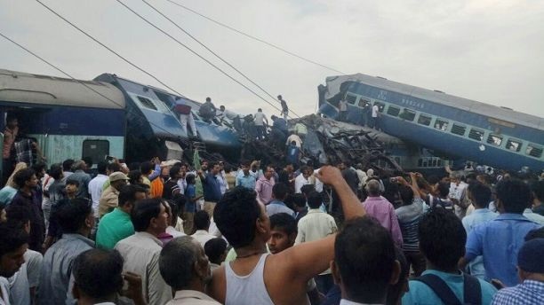 Tàu hỏa trật đường ray ở Ấn Độ, 23 người chết - 6 Hình ảnh từ hiện trường cho thấy nhiều người dân cùng với lực lượng cảnh sát đã phải trèo lên nóc các toa tàu để cứu những người đang bị mắc kẹt. (Ảnh: AFP)